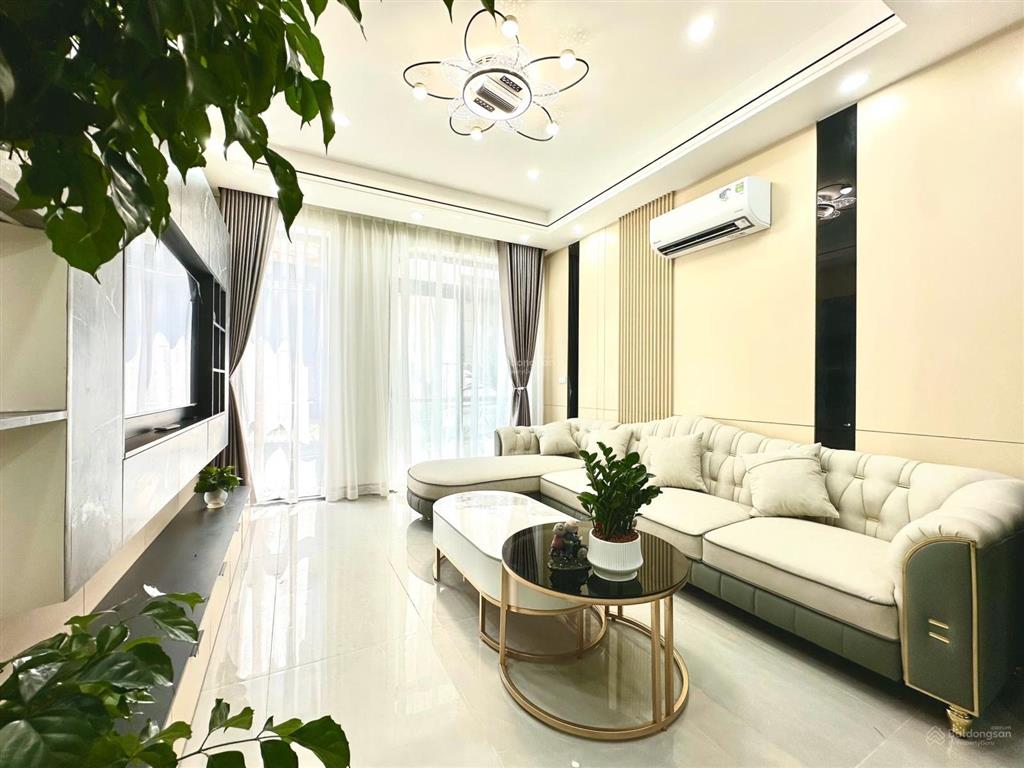 Trung tâm long biên  40m 6t thang máy  ô tô vào  full nội thất  sổ đỏ  40m ra phố  ko có qh