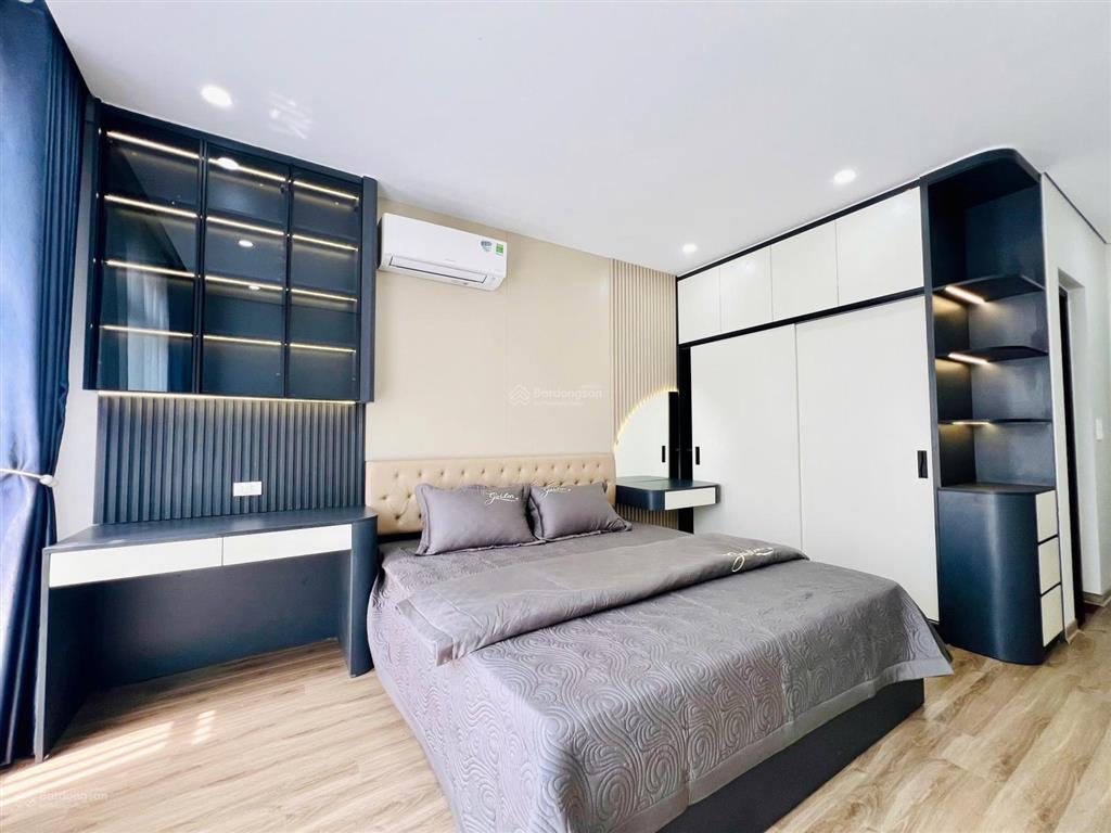 Trung tâm long biên  40m 6t thang máy  ô tô vào  full nội thất  sổ đỏ  40m ra phố  ko có qh