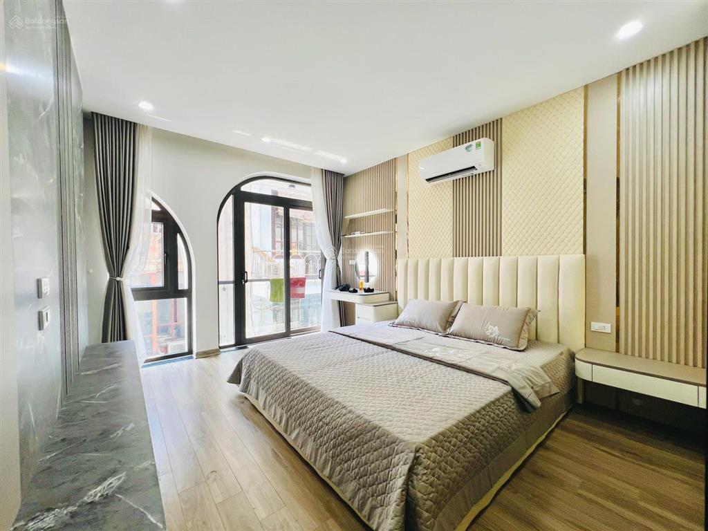 Trung tâm long biên  40m 6t thang máy  ô tô vào  full nội thất  sổ đỏ  40m ra phố  ko có qh