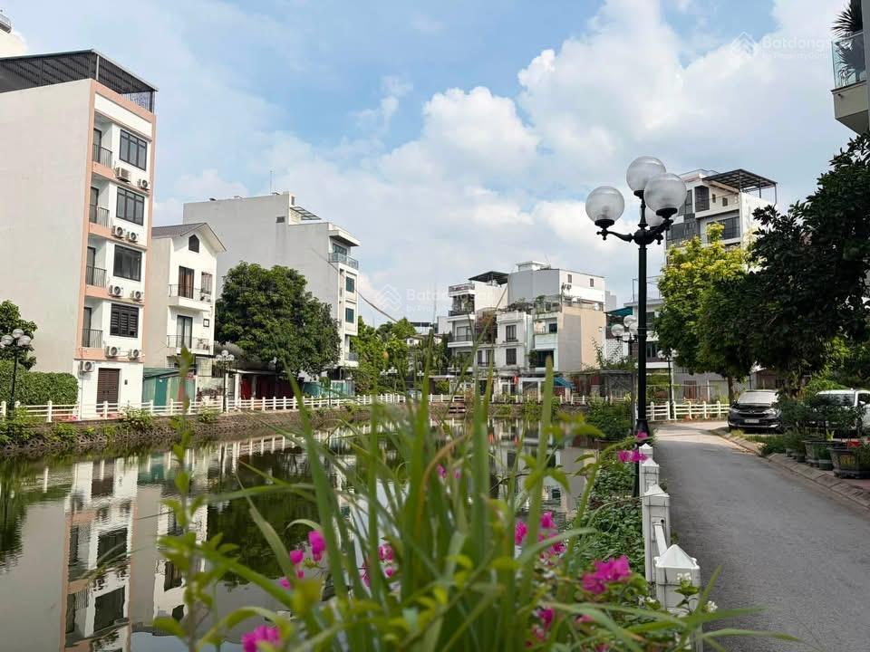 Ngay đầu ngọc thụy  50m2 mt 5.2m  nhỉnh 10 tỷ  ô tô tránh  lô góc nở hậu  gần hồ  sổ vuông
