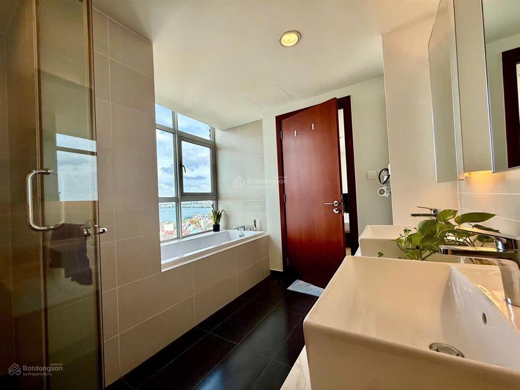 Watermark lạc long quân tây hồ  120m full nội thất 3pn 2wc  đông nam  view hồ tây  giá cực tốt