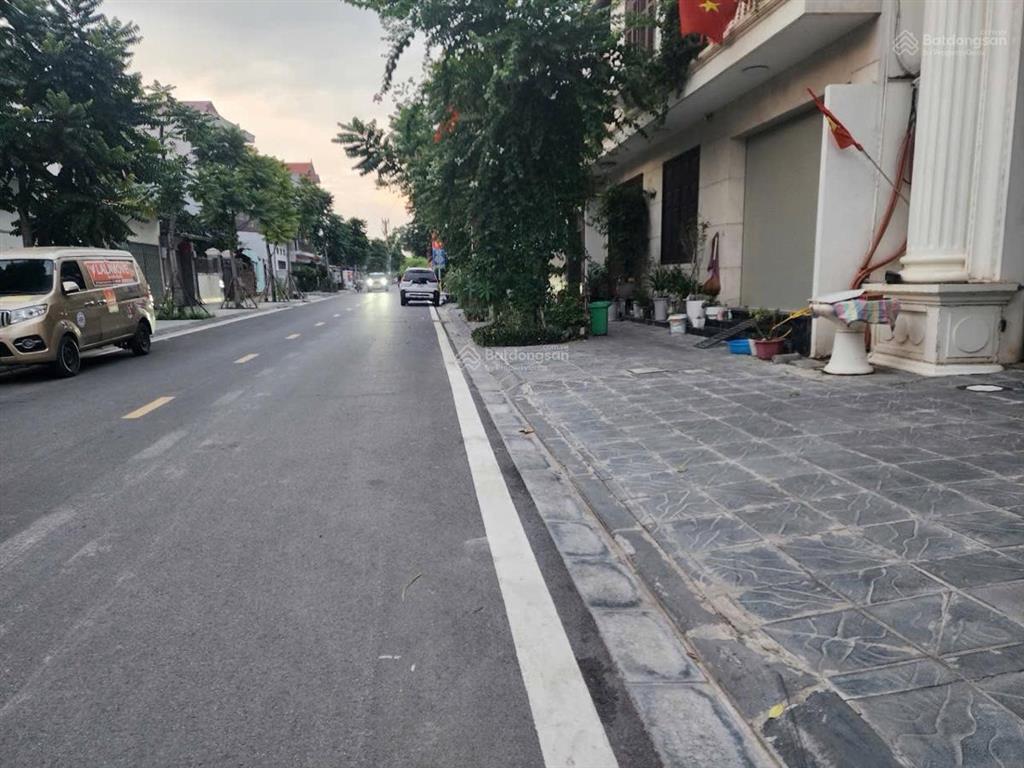 5.05 tỷ 35m2  long biên  trước nhà ba gác đỗ  10m ra ô tô tránh  sổ đỏ vuông đẹp