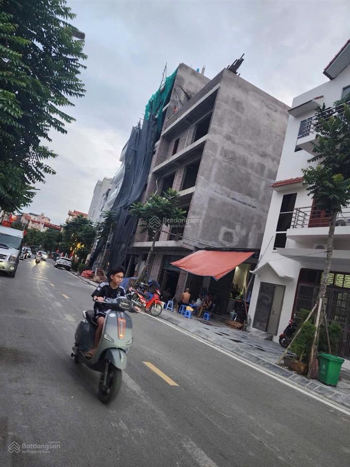 5.05 tỷ 35m2  long biên  trước nhà ba gác đỗ  10m ra ô tô tránh  sổ đỏ vuông đẹp