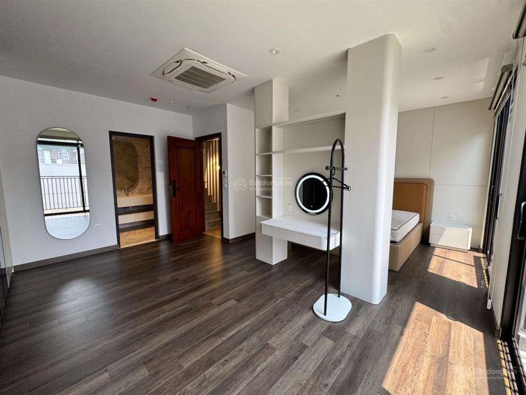 Trịnh công sơn  dòng tiền ổn định  136m2 mt 14m  thông sang lạc long quân  view hồ