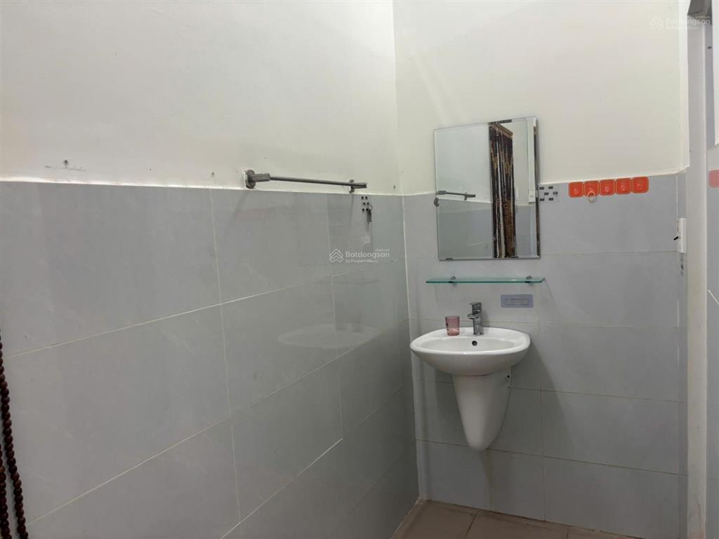 Cho thuê nhà hẻm 4m(bg) nguyễn văn cừ, p. 2, q. 5, 11tr