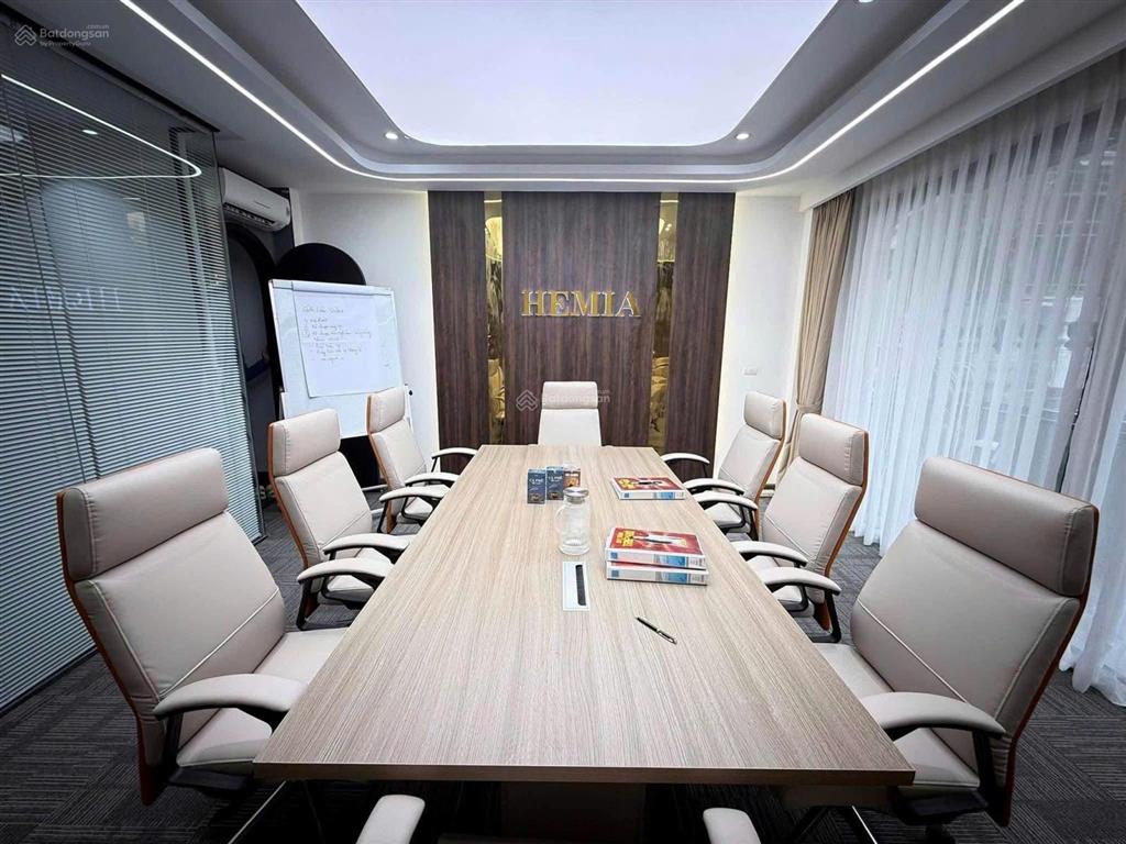Cho thuê văn phòng tại ngọc lâm. full đồ ghê với bàn giám đốc. 2 tầng 160m² sử dụng thang máy