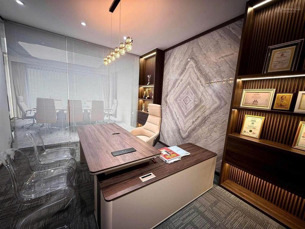 Cho thuê văn phòng tại ngọc lâm. full đồ ghê với bàn giám đốc. 2 tầng 160m² sử dụng thang máy