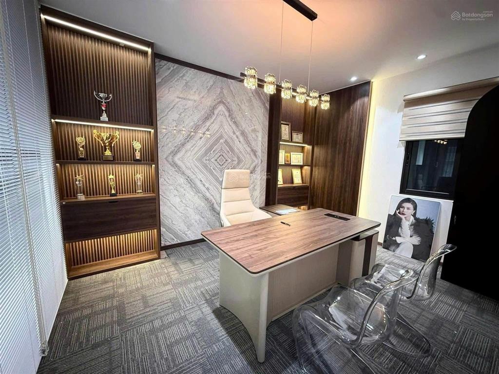 Cho thuê văn phòng tại ngọc lâm. full đồ ghê với bàn giám đốc. 2 tầng 160m² sử dụng thang máy