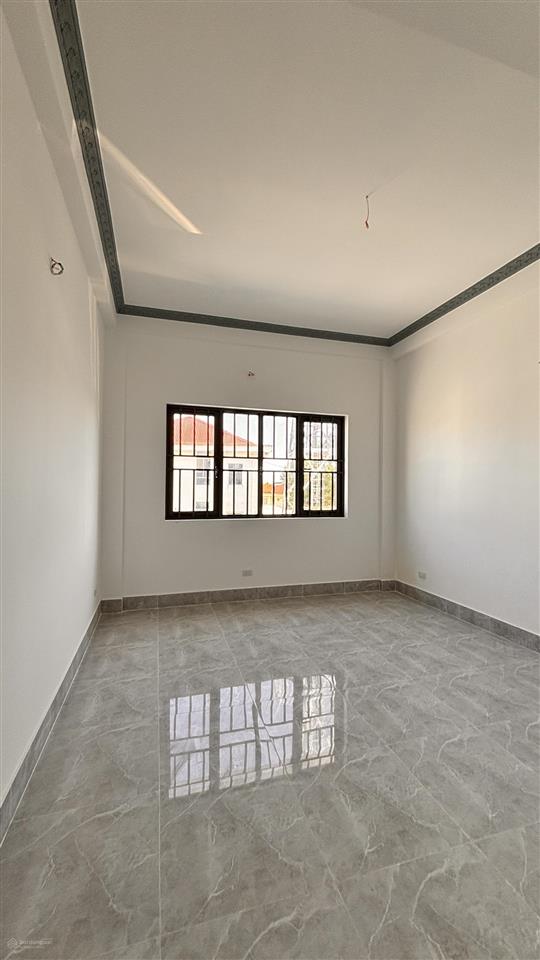 Bán nhà 1 trệt 3 lầu mặt tiền trung tâm chợ cái vồn  sổ hồng công chứng ngay