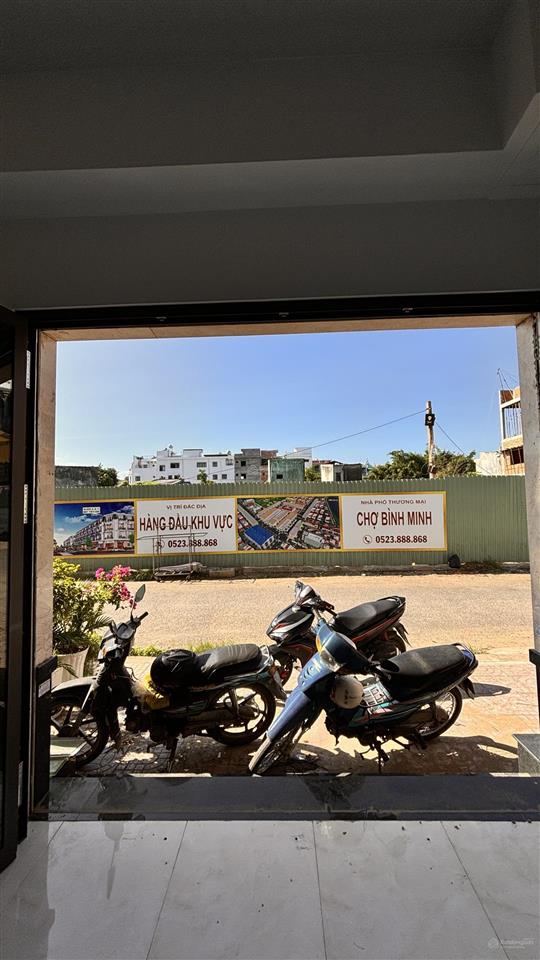 Bán nhà 1 trệt 3 lầu mặt tiền trung tâm chợ cái vồn  sổ hồng công chứng ngay