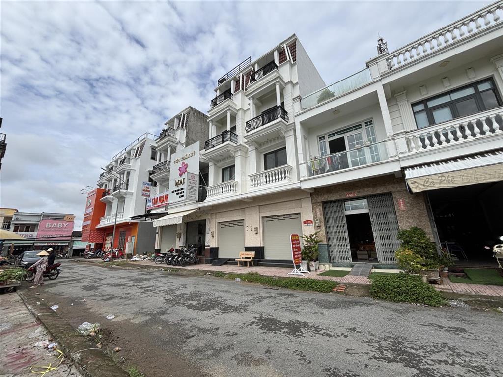 Bán nhà 1 trệt 3 lầu mặt tiền trung tâm chợ cái vồn  sổ hồng công chứng ngay