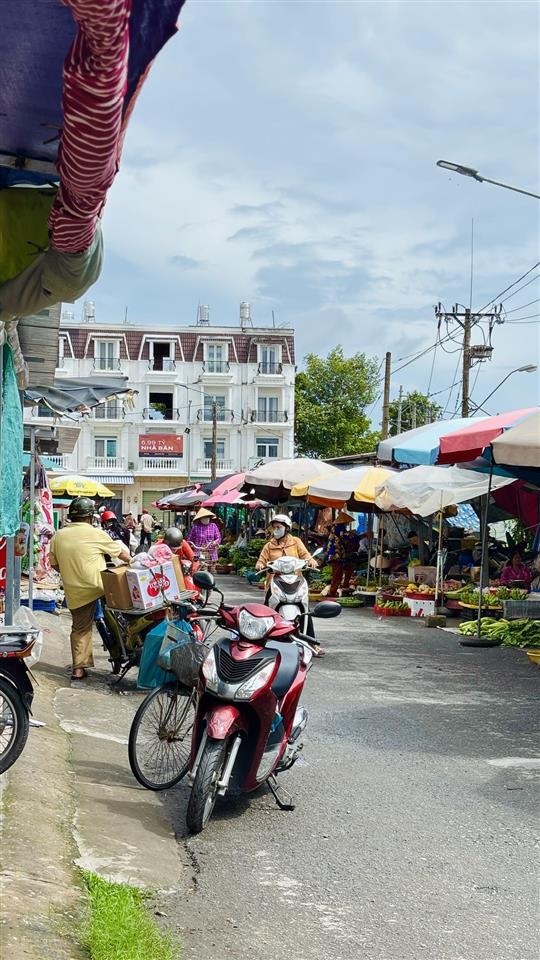 Nhà phố 1 trệt 3 lầu trực diện chợ cái vồn  vị trí vàng kinh doanh, mua bán