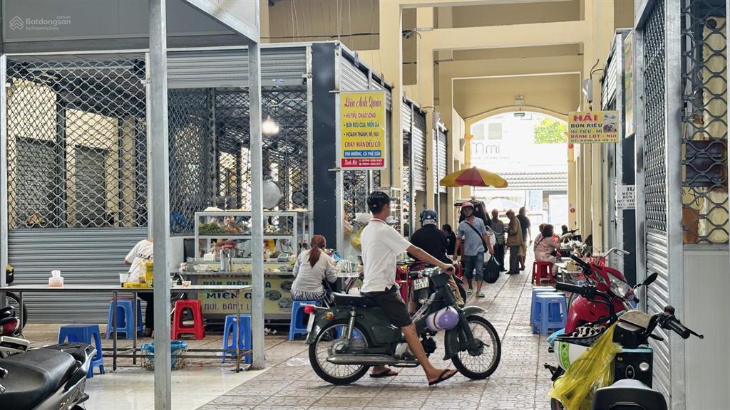 Nhà phố 1 trệt 3 lầu trực diện chợ cái vồn  vị trí vàng kinh doanh, mua bán