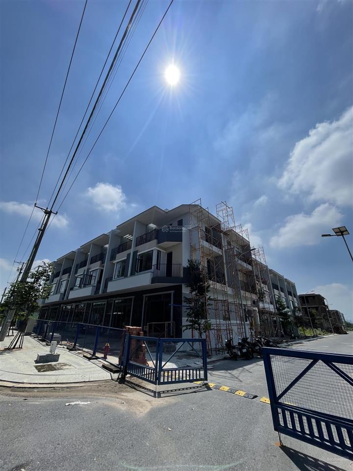 Nhà phố 225m2 có 3 tầng xây mới, sổ hồng sẵn  giá tốt phú mỹ chỉ 2,8 tỷ/căn