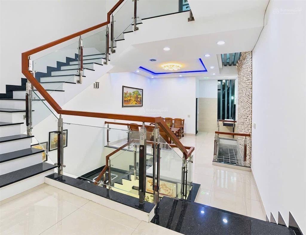 Cho thuê nhà 2,5 tầng mặt tiền bùi trang chước, hòa xuân