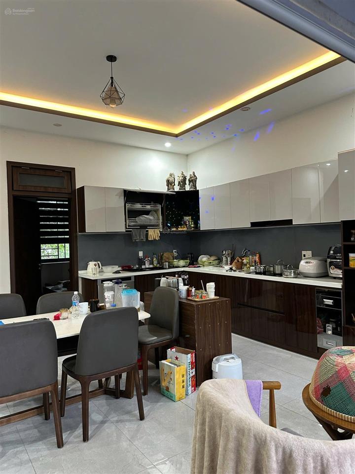Cho thuê biệt thự vườn 250m2 có hồ cá, nội thất xịn xò, cho người nước ngoài thuê ổn định