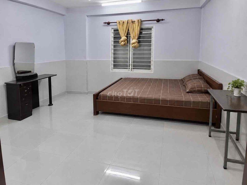 Phòng trệt mát mẻ cửa sổ lớn gần D2 Bình Thạnh tiện đi trung tâm Q1 c
