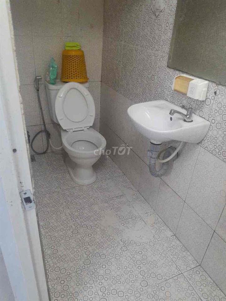 Phòng trệt mát mẻ cửa sổ lớn gần D2 Bình Thạnh tiện đi trung tâm Q1 c