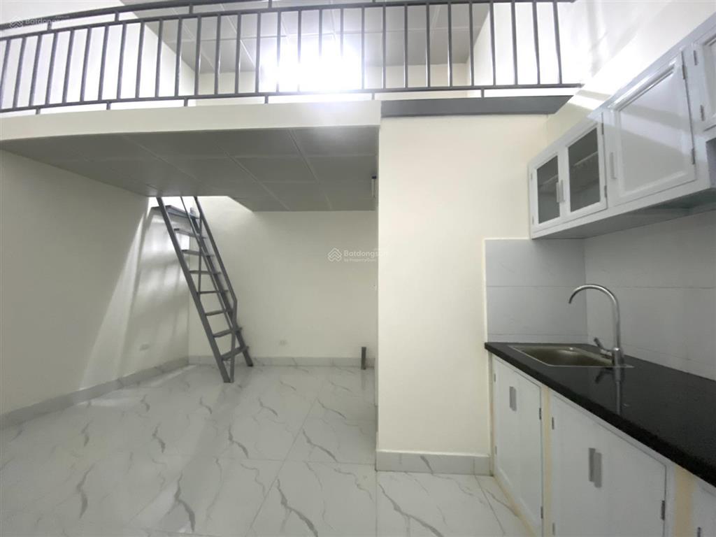 Cho thuê nhà cấp 4 mới đẹp, vskk, gác xép 2m, đủ tiện ích, giờ tự do ở xuân la.  0988 823 ***