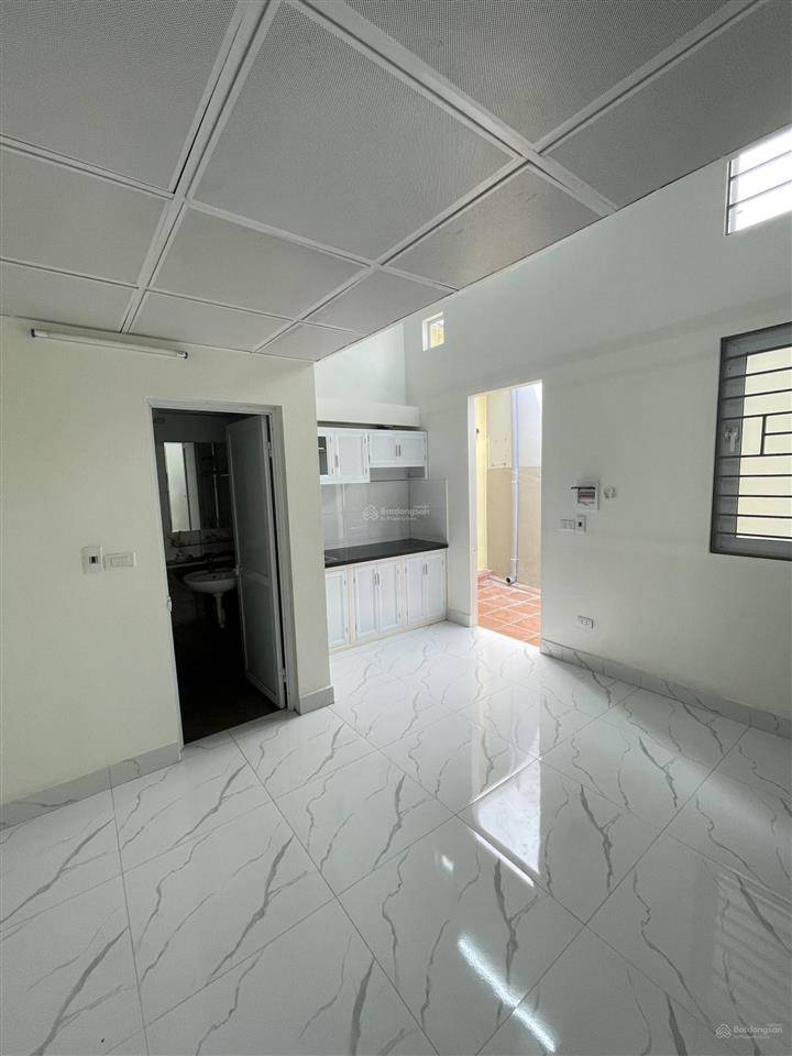 Cho thuê nhà cấp 4 mới đẹp, vskk, gác xép 2m, đủ tiện ích, giờ tự do ở xuân la.  0988 823 ***