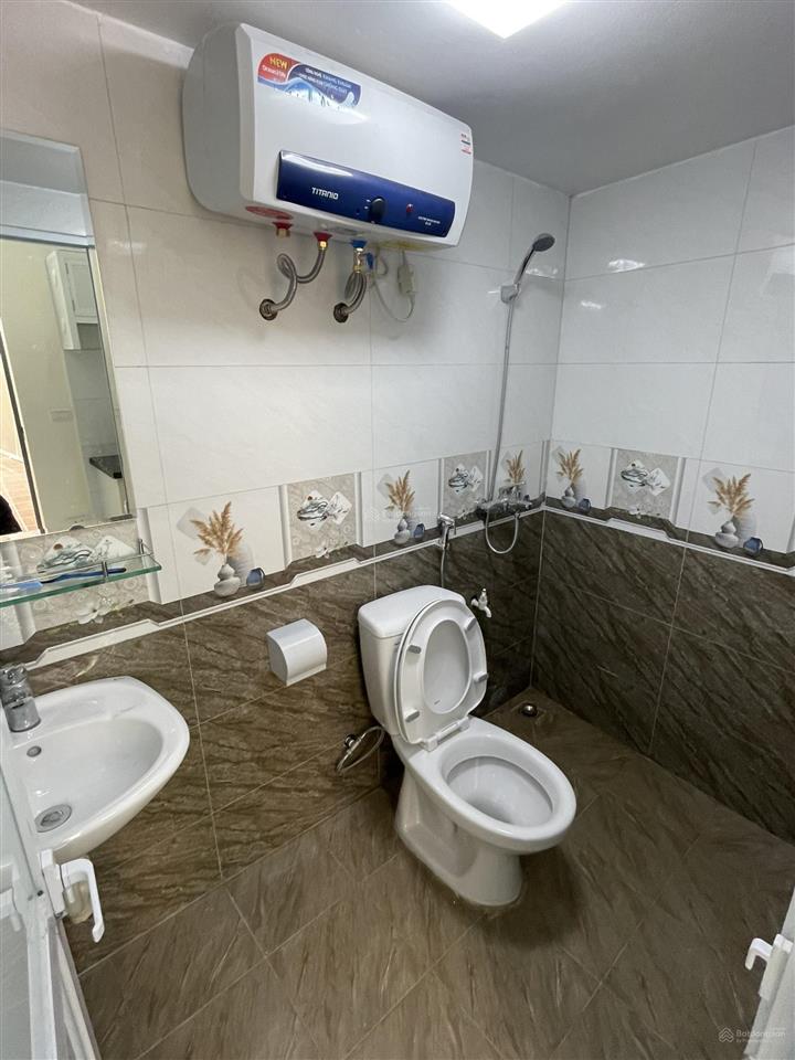 Cho thuê nhà cấp 4 mới đẹp, vskk, gác xép 2m, đủ tiện ích, giờ tự do ở xuân la.  0988 823 ***