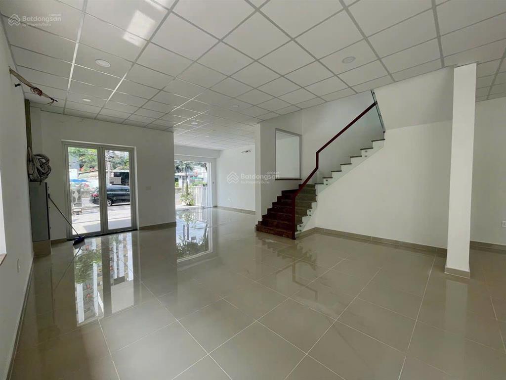 Cho thuê biệt thự sân vườn căn góc mt liên phường. dt 8.5m, dài 21m, 1 trệt 2 lầu, giá 45tr/th