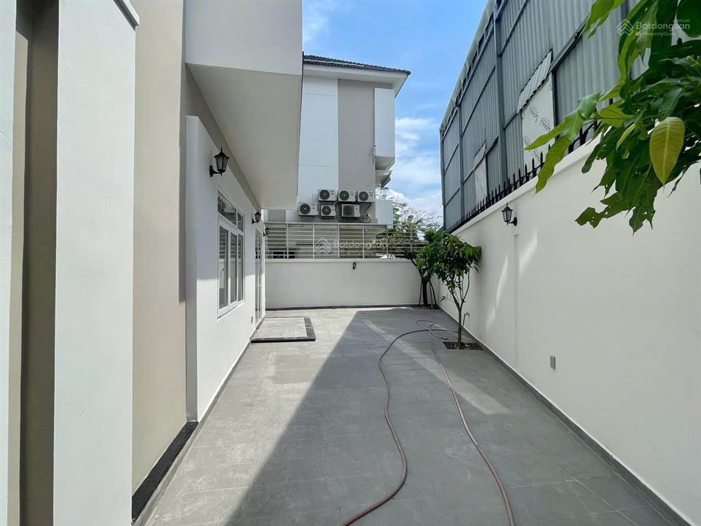 Cho thuê biệt thự sân vườn căn góc mt liên phường. dt 8.5m, dài 21m, 1 trệt 2 lầu, giá 45tr/th