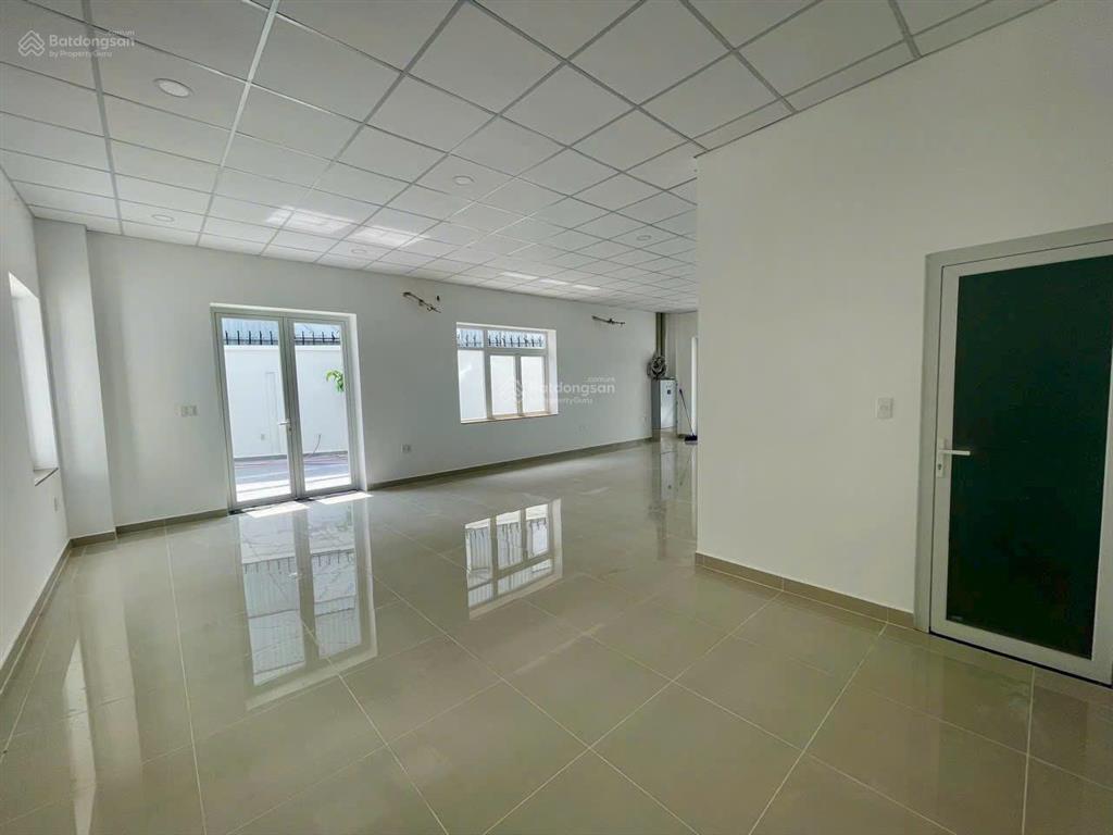 Cho thuê biệt thự sân vườn căn góc mt liên phường. dt 8.5m, dài 21m, 1 trệt 2 lầu, giá 45tr/th