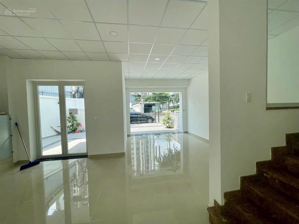 Cho thuê biệt thự sân vườn căn góc mt liên phường. dt 8.5m, dài 21m, 1 trệt 2 lầu, giá 45tr/th