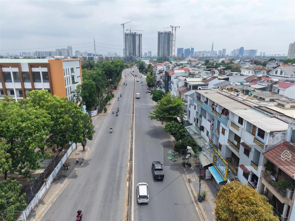 Cho thuê biệt thự sân vườn căn góc mt liên phường. dt 8.5m, dài 21m, 1 trệt 2 lầu, giá 45tr/th
