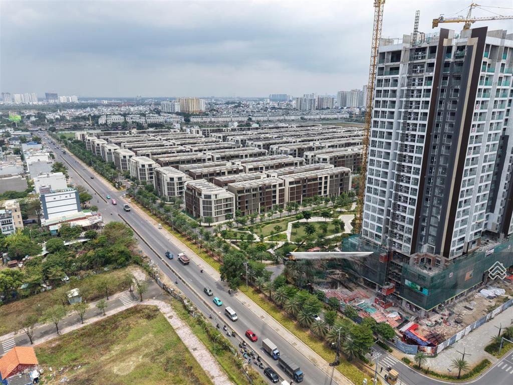 Cho thuê biệt thự sân vườn căn góc mt liên phường. dt 8.5m, dài 21m, 1 trệt 2 lầu, giá 45tr/th