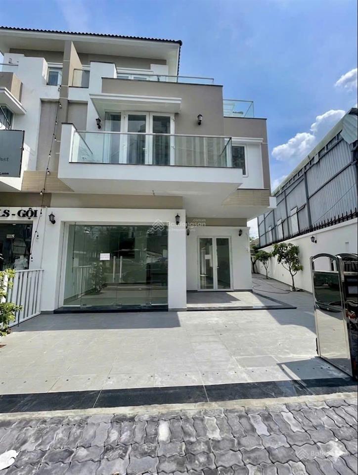 Cho thuê biệt thự sân vườn căn góc mt liên phường. dt 8.5m, dài 21m, 1 trệt 2 lầu, giá 45tr/th