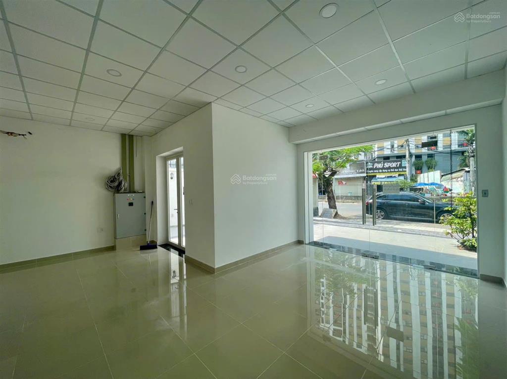 Cho thuê biệt thự sân vườn căn góc mt liên phường. dt 8.5m, dài 21m, 1 trệt 2 lầu, giá 45tr/th