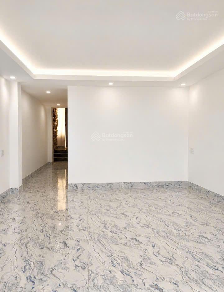Bán nhà 3 tầng 114 m2 với 7 phòng ngủ, 9 wc, sân đậu ô tô, mặt tiền xóm 3 ngọc anh
