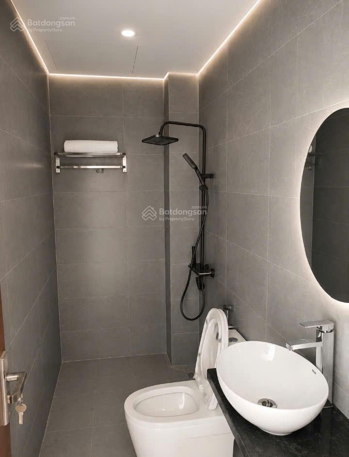 Bán nhà 3 tầng 114 m2 với 7 phòng ngủ, 9 wc, sân đậu ô tô, mặt tiền xóm 3 ngọc anh