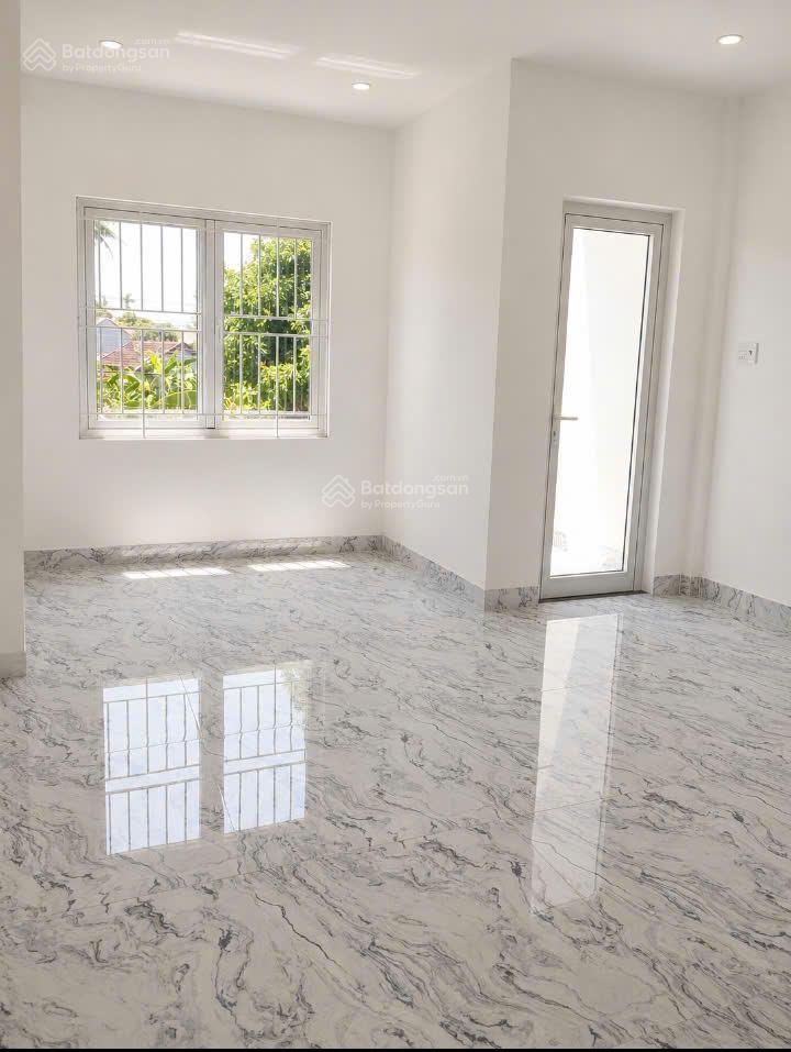 Bán nhà 3 tầng 114 m2 với 7 phòng ngủ, 9 wc, sân đậu ô tô, mặt tiền xóm 3 ngọc anh