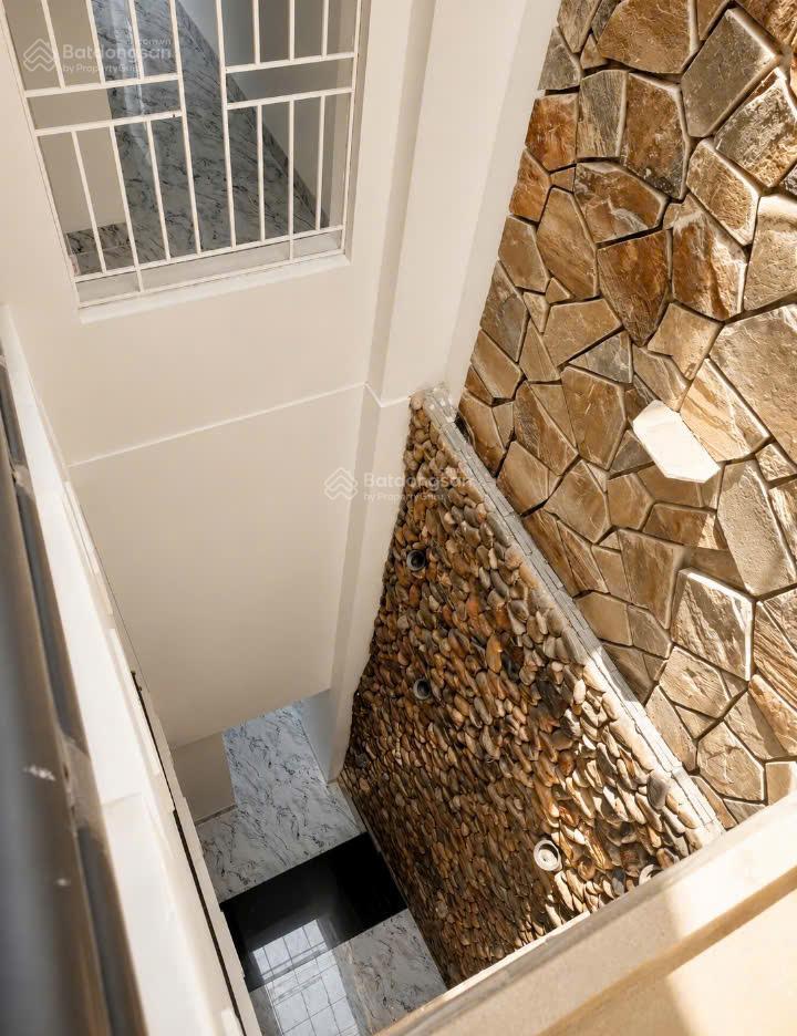 Bán nhà 3 tầng 114 m2 với 7 phòng ngủ, 9 wc, sân đậu ô tô, mặt tiền xóm 3 ngọc anh