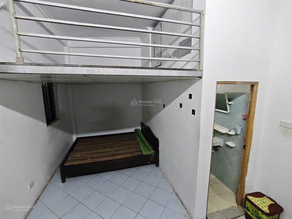 Phòng đẹp 18 m2 khép kín có gác xép điện giá 3.5/1 số  đủ đồ kv chùa láng