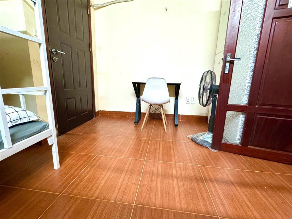 Phòng đẹp đủ đồ giá rẻ ngõ 41 thái hà 4,2 tr ở 24 người phòng tầng 4, vệ sinh chung.