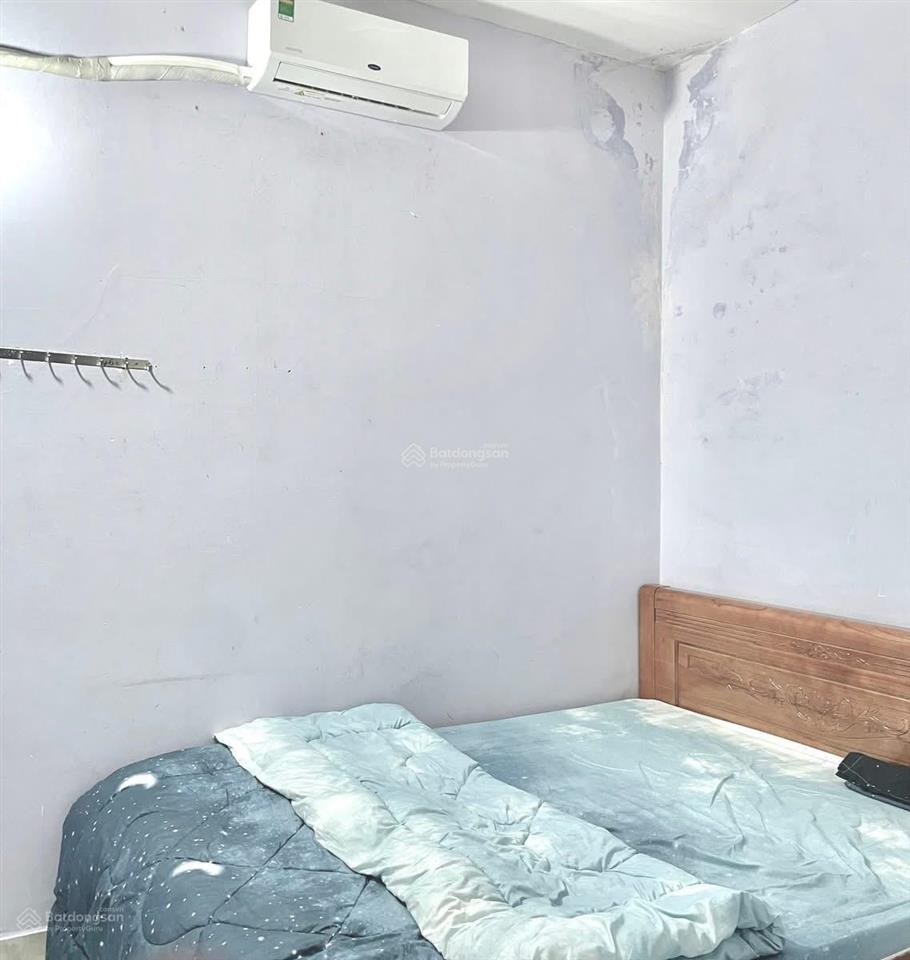 Nhà nguyên căn cây thông trong đường ô tô máy lạnh, tủ lạnh, giường, bếp