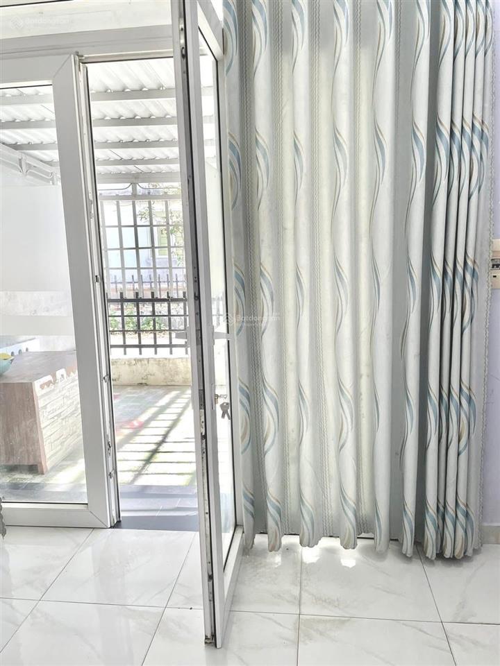 Nhà nguyên căn cây thông trong đường ô tô máy lạnh, tủ lạnh, giường, bếp