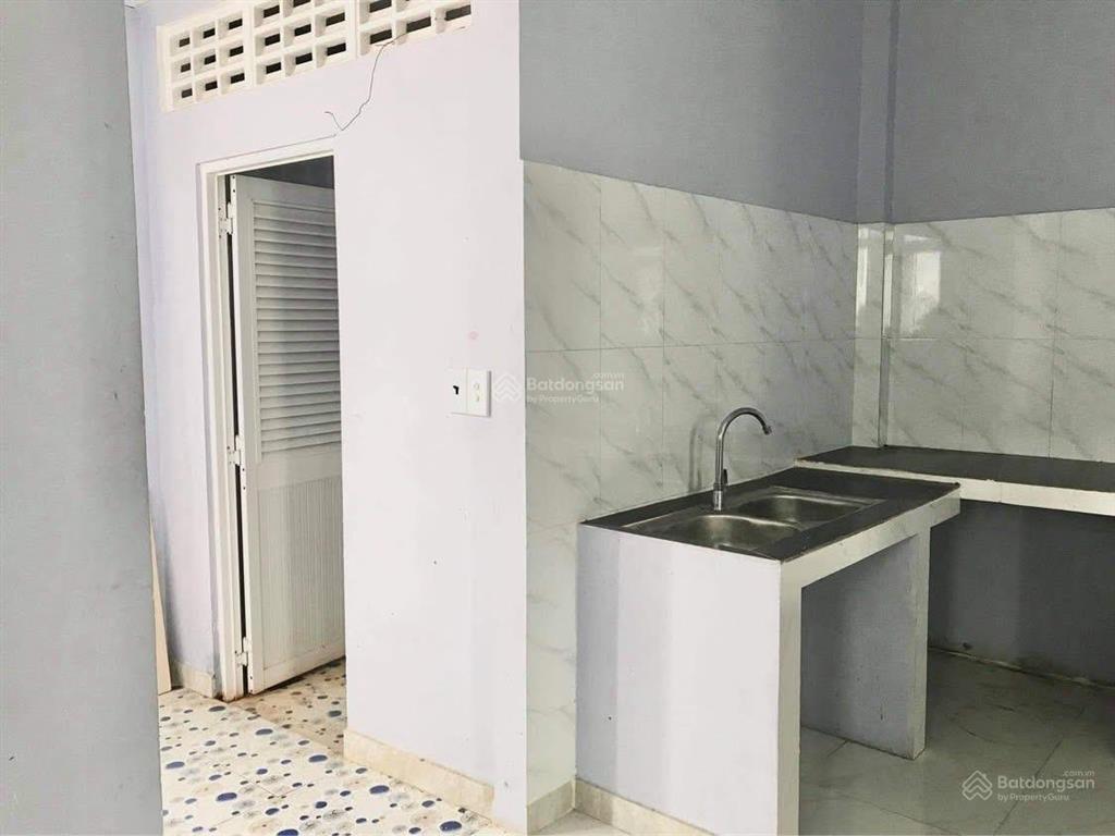 Nhà nguyên căn cây thông trong đường ô tô máy lạnh, tủ lạnh, giường, bếp