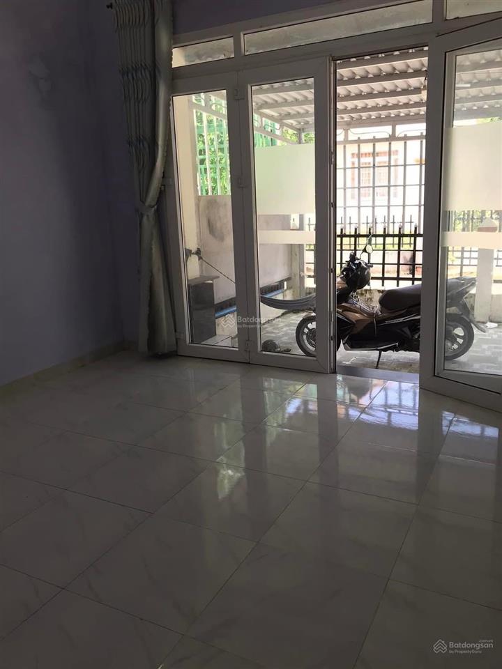 Nhà nguyên căn cây thông trong đường ô tô máy lạnh, tủ lạnh, giường, bếp