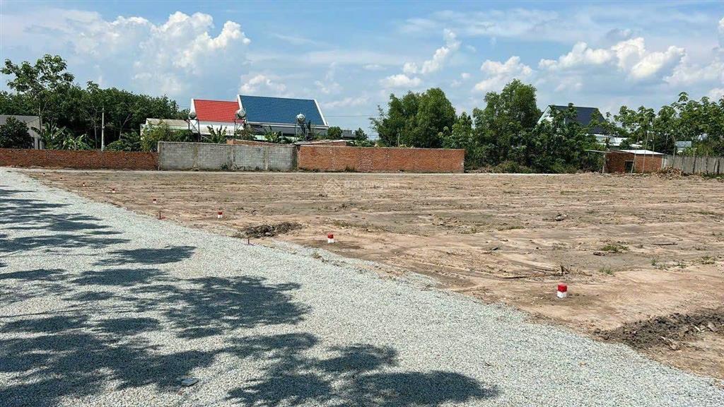 Đất ngay khu dân cư đông đúc, cách quốc lộ 14 chỉ 50m