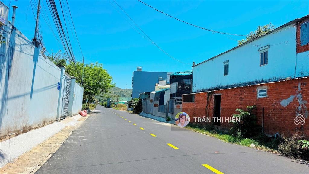 Ngay đường lê duẩn  thị trấn long hải  cách biển chỉ 2km  dt 235,6m2  ngang 7m x 25m nở hậu