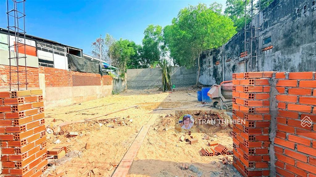 Mặt tiền đường ngô quyền  thị trấn phước hải  brvt
dt 236m2 ngang 11.6x19m sẵn 100m2 thổ cư