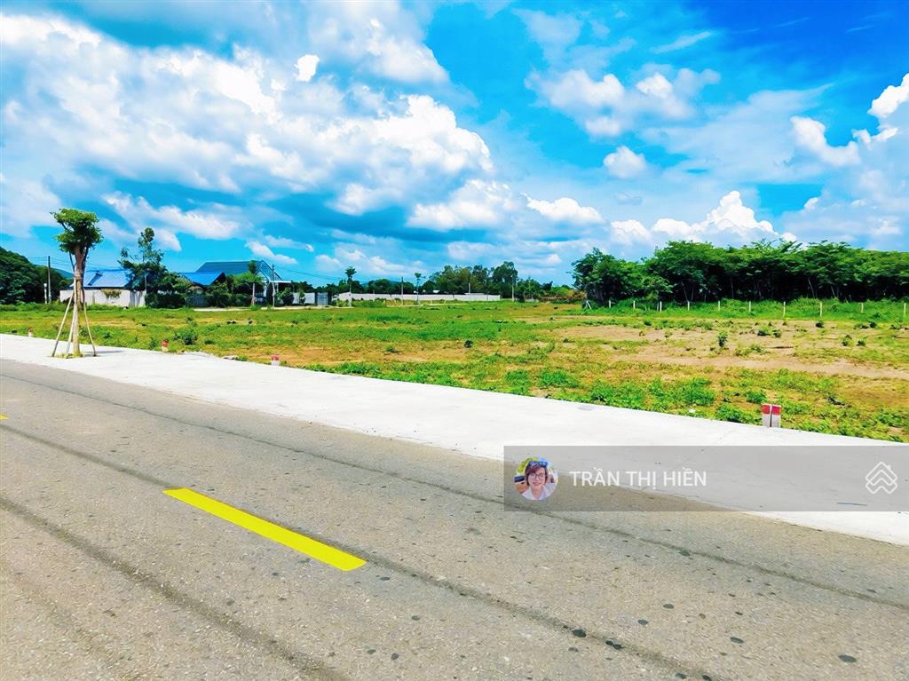 Mặt tiền nguyễn huệ  dt 350m2  10x35m  sẵn 80m2 thổ cư  khu toàn nhà vườn