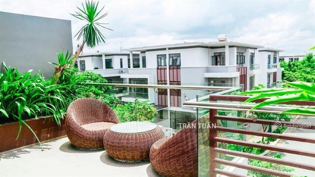 Biệt thự vườn phố đông village  cần bán gấp  6m x 22m, 3 tầng, shr  chỉ 13 tỷ!
