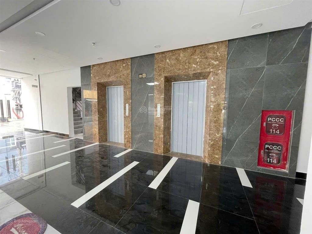 Cho thuê tòa văn phòng mới 14m x 35m hầm 7 tầng trống