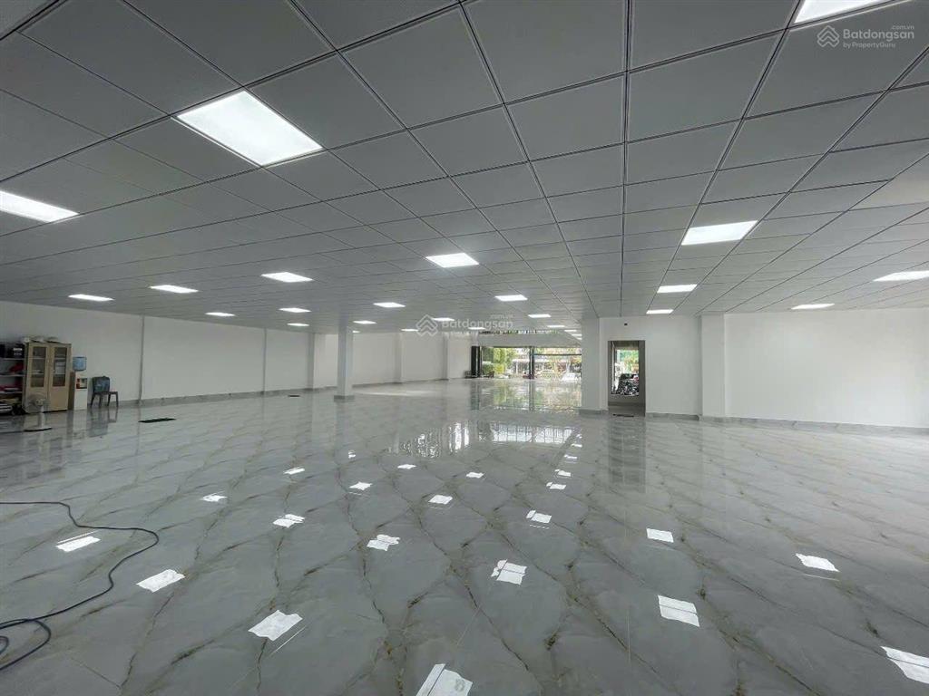 Cho thuê tòa văn phòng mới 14m x 35m hầm 7 tầng trống
